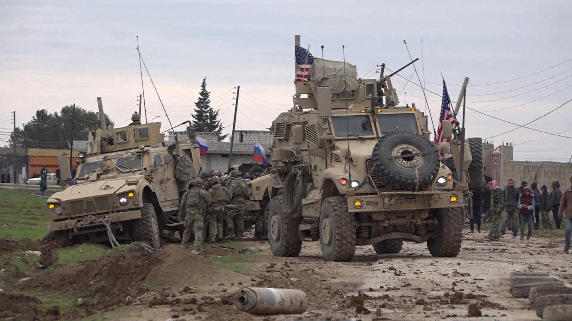 Serbazên Suriyê û xelkê gundekê Tiltemirê rê liber karwaneka Emerîkayê girtin 